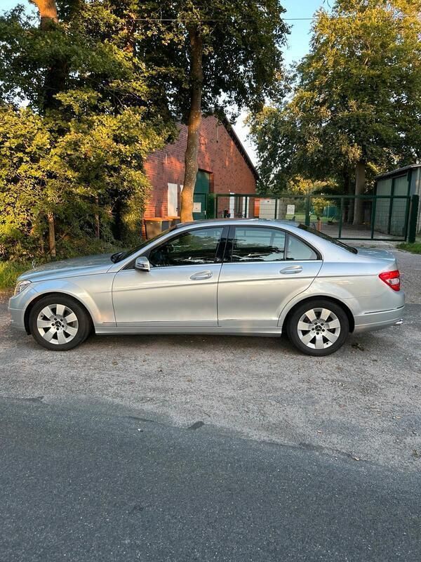 Silber Gebraucht 2010 Mercedes C300 Limousine | 13.990 € (Etwas zu teuer) - Bild 1/4