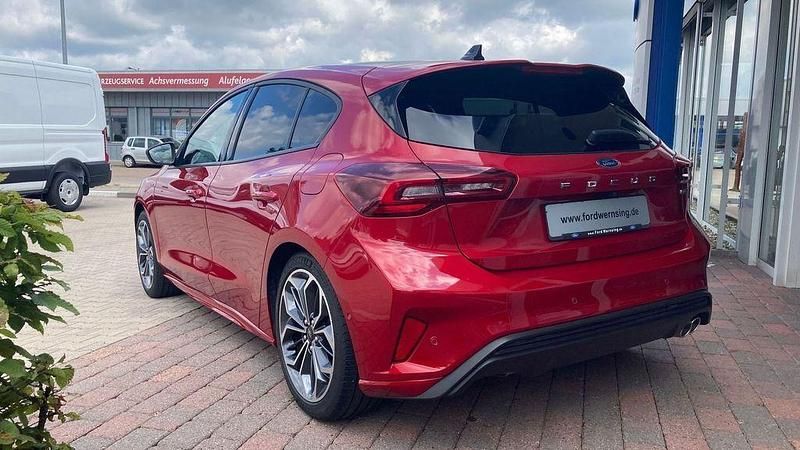 Gebraucht Ford Focus ST-Line X 155 PS (114 kW) 2023 Rot Limousine