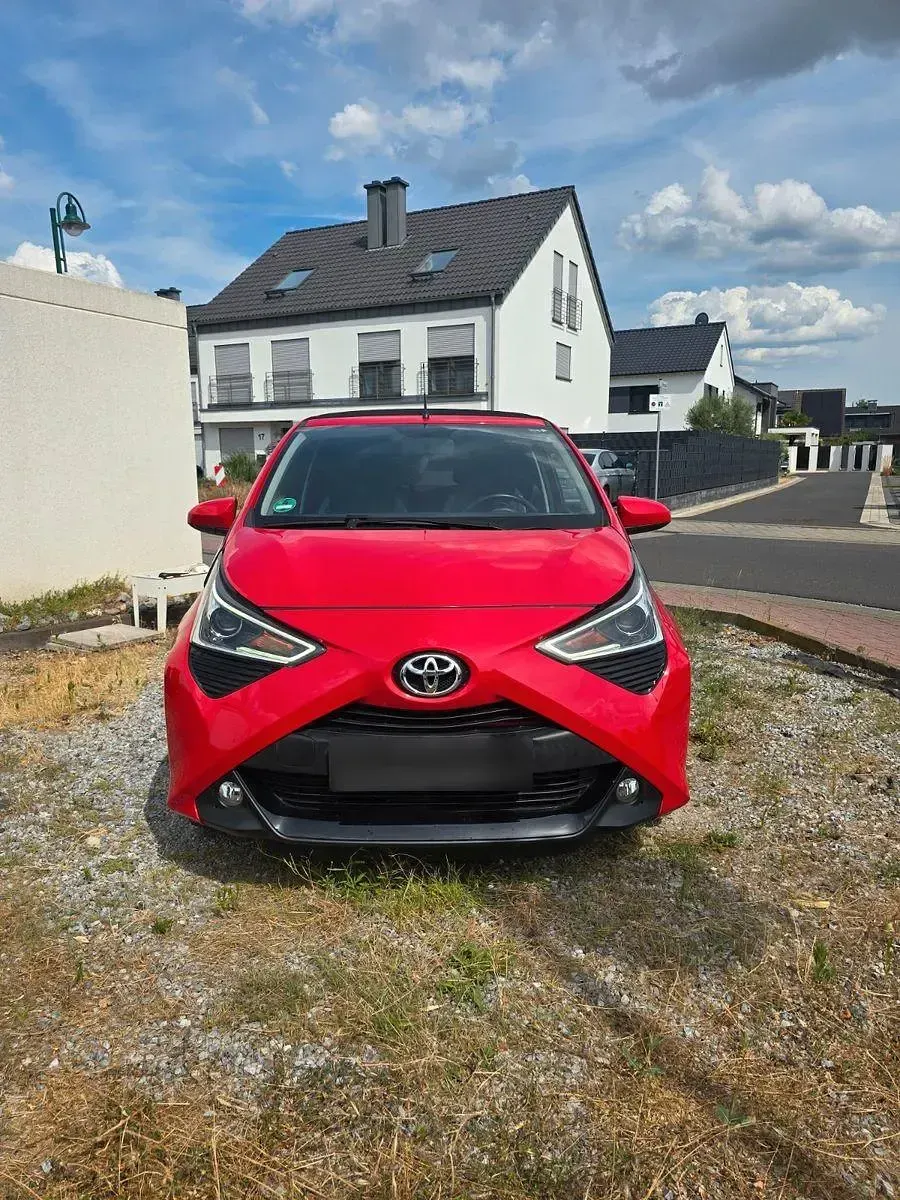 Gebraucht Toyota Aygo x-sky 72 PS (52 kW) 2018 Rot Kleinwagen