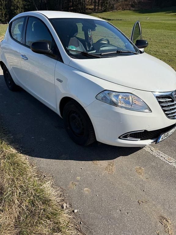 Weiß Gebraucht 2015 Lancia Ypsilon Kleinwagen | 5.700 € (Etwas zu teuer) - Bild 1/4