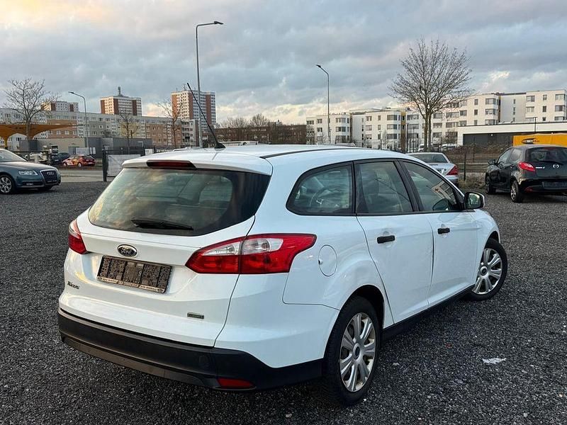 Używany Ford Focus Ambiente 101 KM (74 kW) 2014 Biały Sedan/Limuzyna