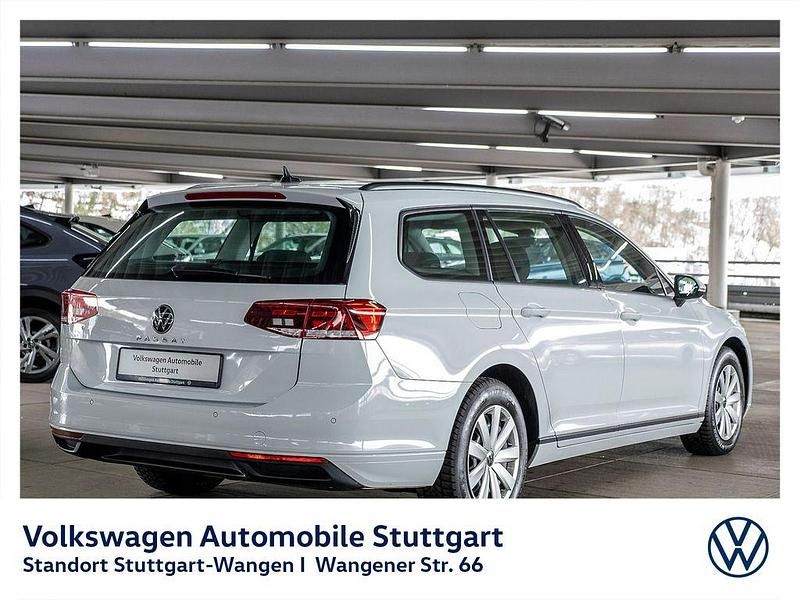 Gebraucht VW Passat Basis 122 PS (89 kW) 2022 Blanco nevada/gletscherweiß me Kombi