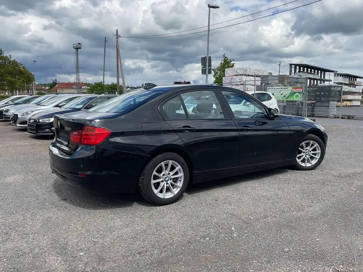 Gebraucht BMW 320 Sport Line 184 PS (135 kW) 2012 Schwarz Limousine