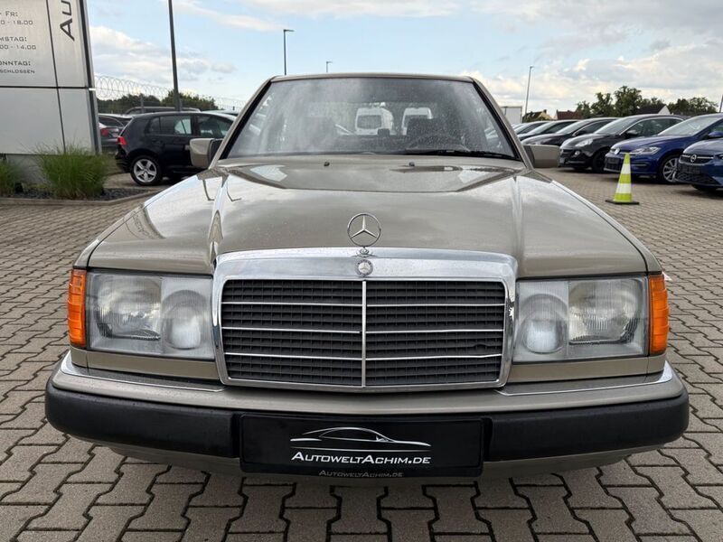 Second-hand Mercedes E230 132 CP (97 kW) 1991 Maro Berlinǎ