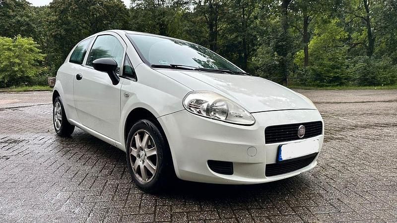 Weiß Gebraucht 2011 Fiat Grande Punto Basis Kleinwagen | 2.500 € (Fairer Preis) - Bild 1/4