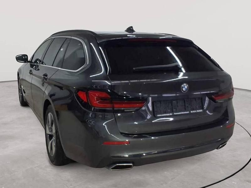 Gebraucht BMW 520 Sport Line 184 PS (135 kW) 2023 Sophistograu brillanteffekt metallic Kombi