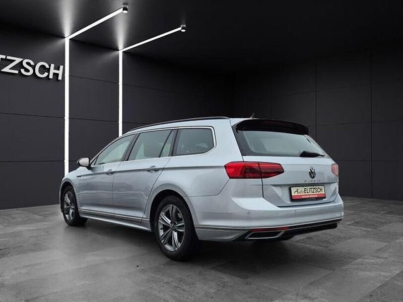 Gebraucht VW Passat R-line 190 PS (139 kW) 2022 Scale silver metallic Kombi