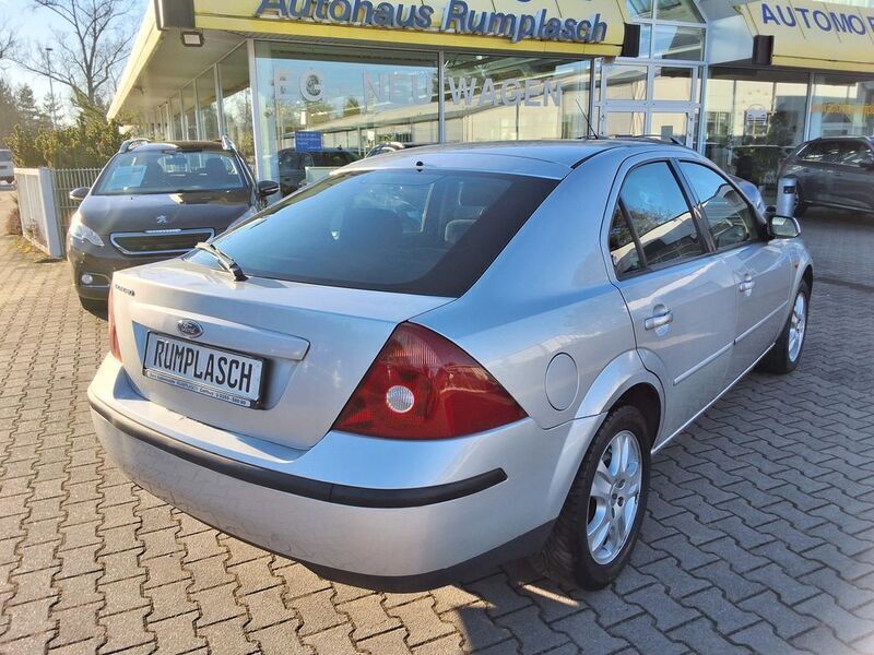 Gebraucht Ford Mondeo Ghia 125 PS (91 kW) 2002 Kristallsilber metal (metallic) Limousine