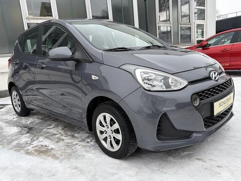 Gebraucht Hyundai i10 Basis 67 PS (49 kW) 2018 Star dust Kleinwagen