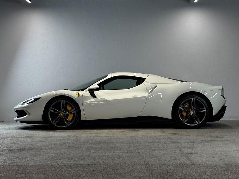 Gebraucht Ferrari 296 143 PS (105 kW) 2025 Weiß Cabrio