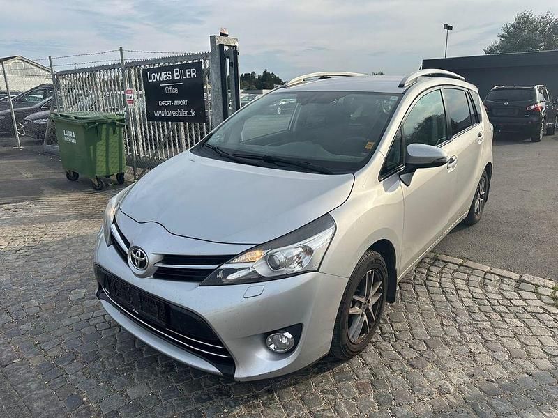 Silber Gebraucht 2016 Toyota Verso Comfort Van / Kleinbus | 8.800 € (Fairer Preis) - Bild 1/4