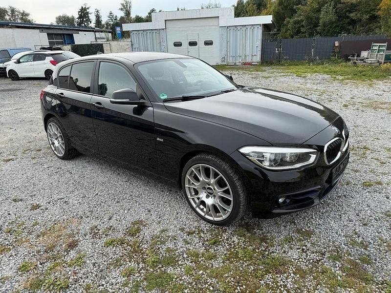 Schwarz Gebraucht 2017 BMW 118 Sport Line Kleinwagen | 11.600 € (Superpreis) - Bild 1/4