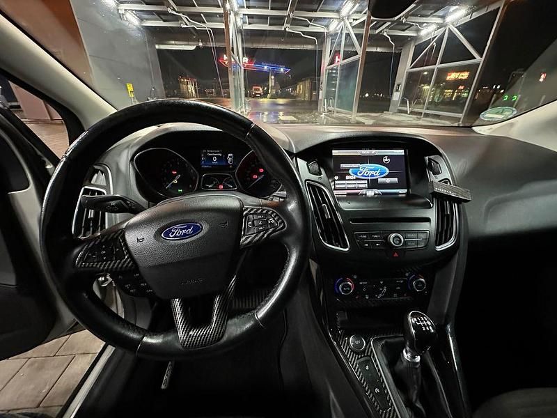 Gebraucht Ford Focus Titanium 125 PS (91 kW) 2015 Beige Limousine