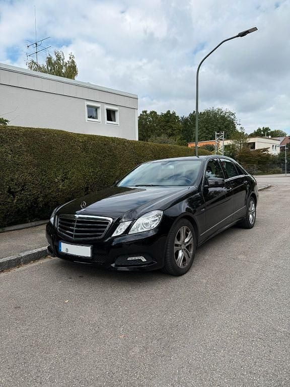 Schwarz Gebraucht 2009 Mercedes E220 Avantgarde Limousine | 13.450 € (Etwas zu teuer) - Bild 1/4