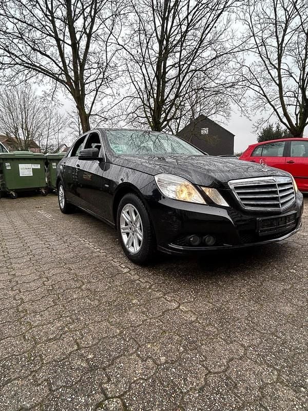 Schwarz Gebraucht 2011 Mercedes E200 Limousine | 7.100 € (Guter Preis) - Bild 1/4