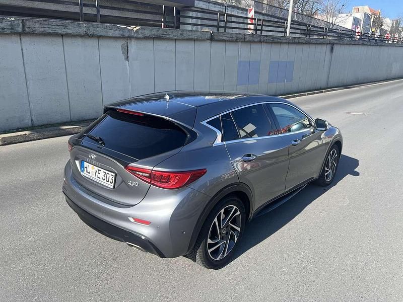Gebraucht Infiniti Q30 109 PS (80 kW) 2016 Grau Kleinwagen