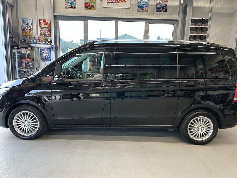 Schwarz Gebraucht 2017 Mercedes V220 Edition Van / Kleinbus | 33.900 € (Fairer Preis) - Bild 1/4