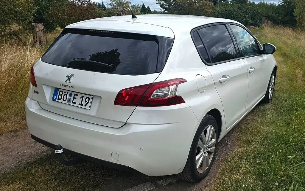 Gebraucht Peugeot 308 Active 82 PS (60 kW) 2013 Weiß Limousine