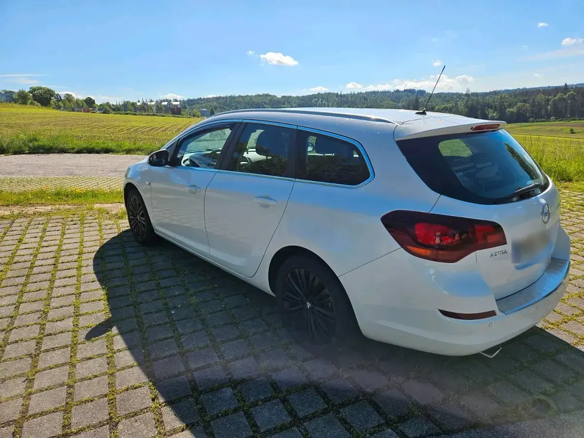 Gebraucht Opel Astra 140 PS (102 kW) 2012 Weiß Kombi