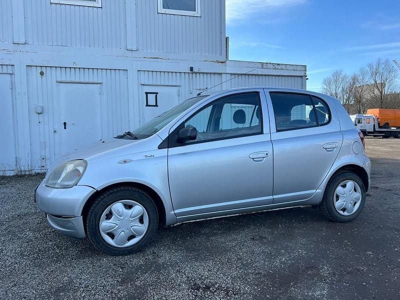 Gebraucht Toyota Yaris Sol 86 PS (63 kW) 2000 Silber Limousine