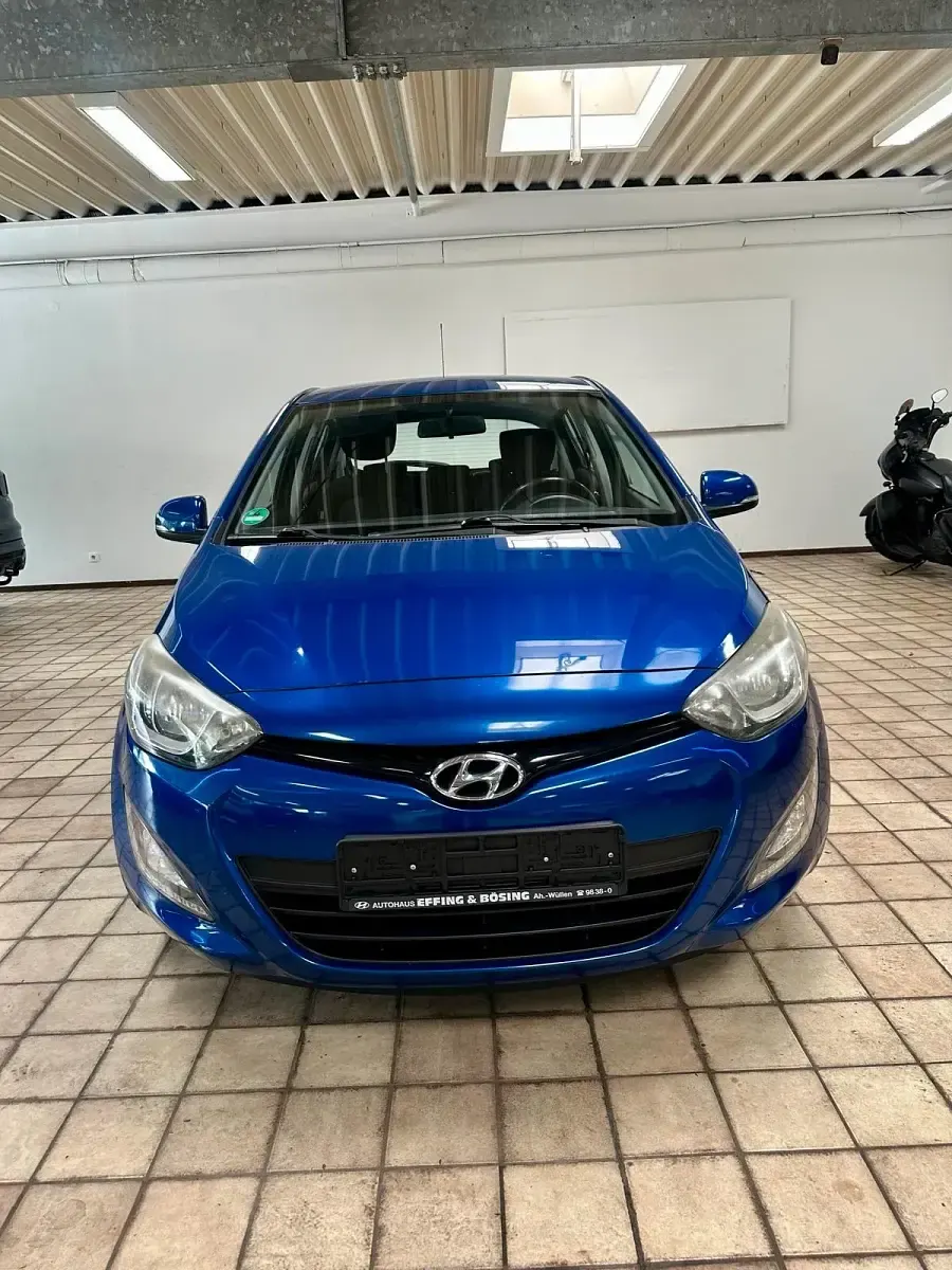 Gebraucht Hyundai i20 85 PS (62 kW) 2013 Blau Kleinwagen