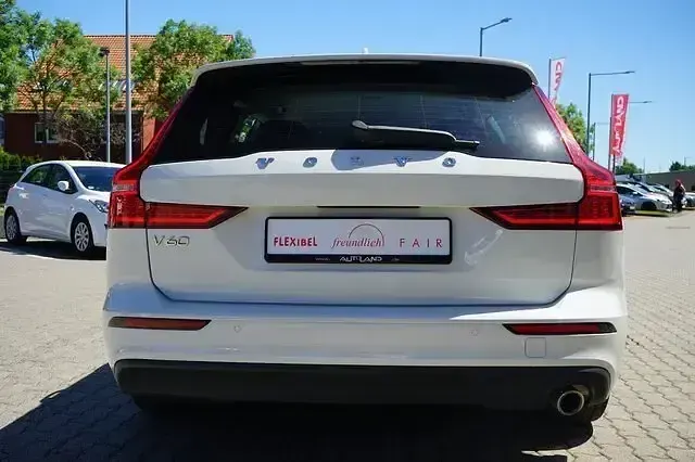 Gebraucht Volvo V60 Momentum 150 PS (110 kW) 2019 Weiß Kombi