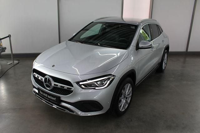 Silber , iridiumsilber metallic Gebraucht 2020 Mercedes GLA200 Business SUV | 31.790 € (Fairer Preis) - Bild 1/4