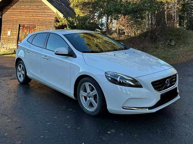 Gebraucht Volvo V40 Kinetic 114 PS (83 kW) 2014 Weiß Limousine