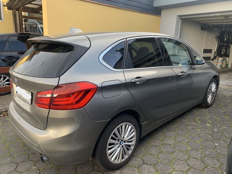 Silber Gebraucht 2014 BMW 220 Active Tourer Luxury Line Van / Kleinbus | 14.900 € (Fairer Preis) - Bild 1/4