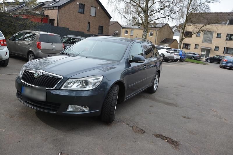 Gebraucht Skoda Octavia 105 PS (77 kW) 2011 Grau Kombi