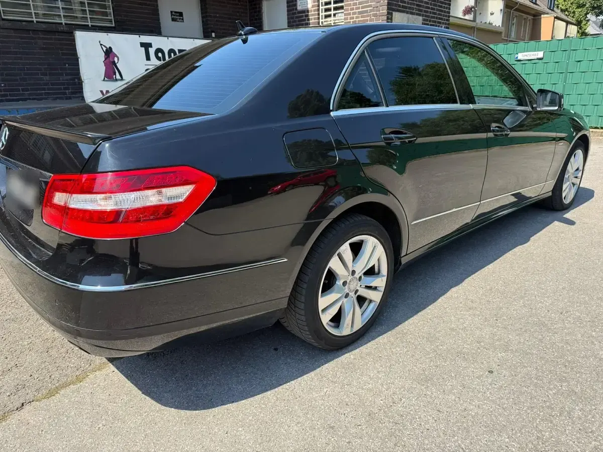 Gebraucht Mercedes E300 Elegance 231 PS (169 kW) 2011 Schwarz Limousine