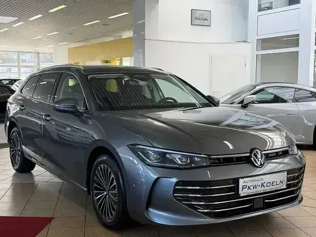 Gebraucht VW Passat Elegance 150 PS (110 kW) 2025 Grau Kombi