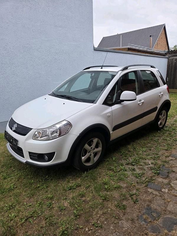 Weiß Gebraucht 2009 Suzuki SX4 SUV | 5.000 € (Guter Preis) - Bild 1/4