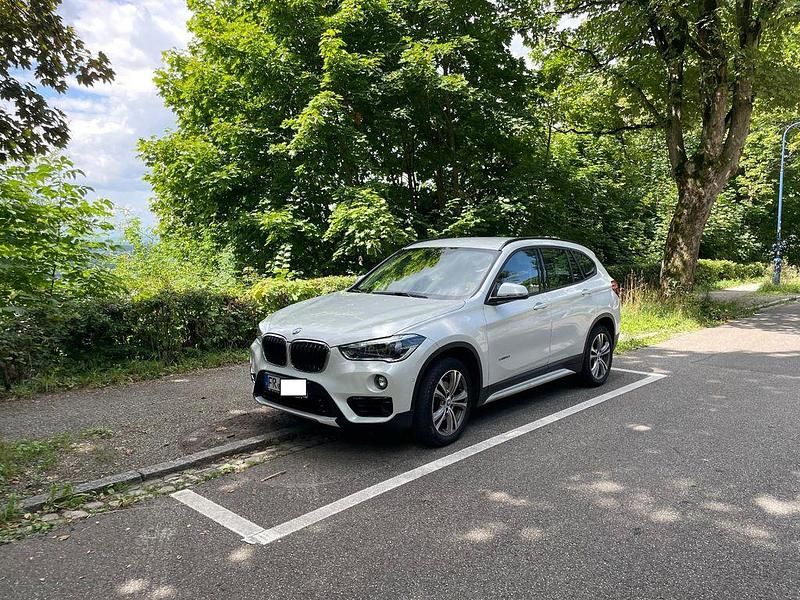 Weiß Gebraucht 2018 BMW X1 Sport Line SUV | 19.400 € (Superpreis) - Bild 1/4