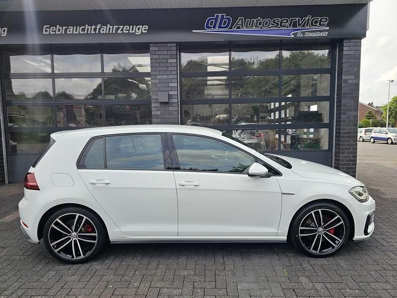 Weiß Gebraucht 2019 VW Golf VII Sportline Limousine | 22.490 € (Etwas zu teuer) - Bild 1/4