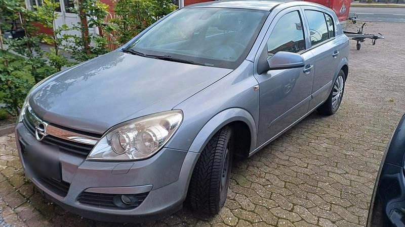 Grau Gebraucht 2007 Opel Astra Limousine | 3.200 € (Fairer Preis) - Bild 1/4