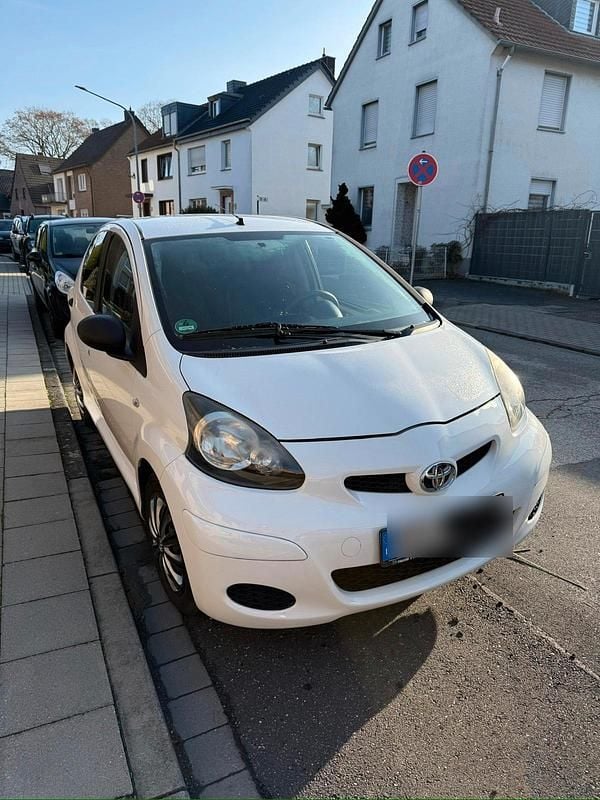 Gebraucht Toyota Aygo 68 PS (50 kW) 2011 Weiß Kleinwagen