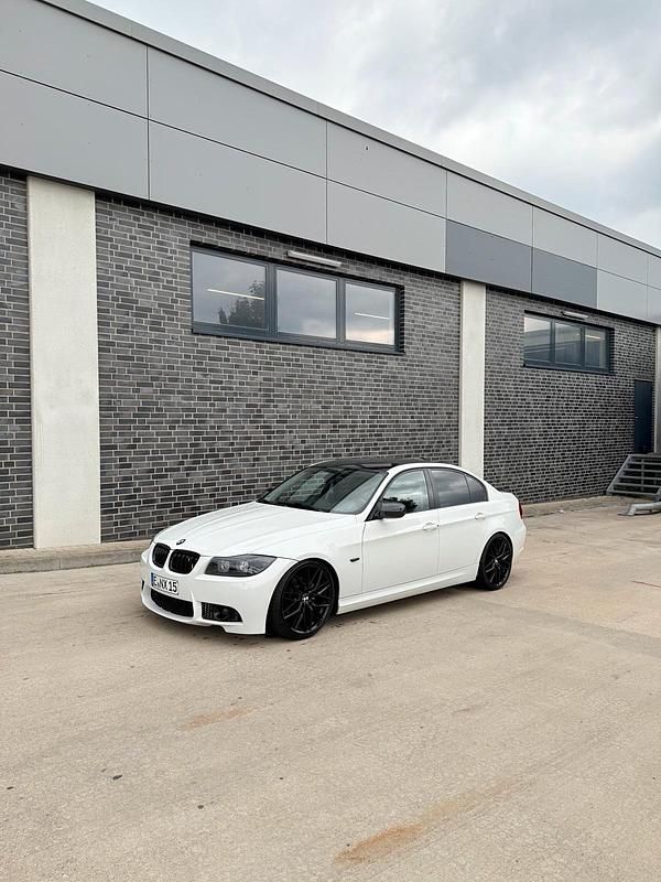Weiß Gebraucht 2010 BMW 325 Limousine | 15.000 € - Bild 1/4