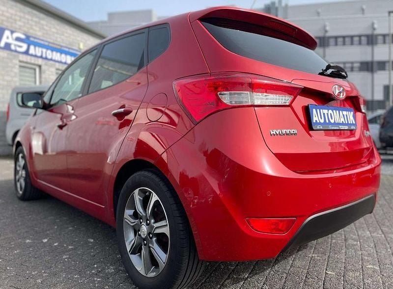 Gebraucht Hyundai ix20 125 PS (91 kW) 2016 Ultimate red / mic Kleinwagen
