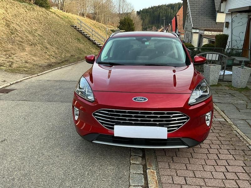 Gebraucht Ford Kuga Titanium 224 PS (164 kW) 2021 Rot SUV