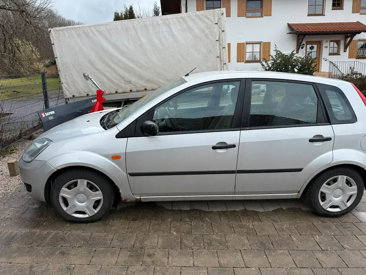 Gebraucht Ford Fiesta 60 PS (44 kW) 2003 Silber Kleinwagen