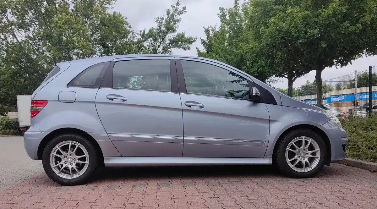 Gebraucht Mercedes B200 140 PS (102 kW) 2011 Blau Kleinwagen