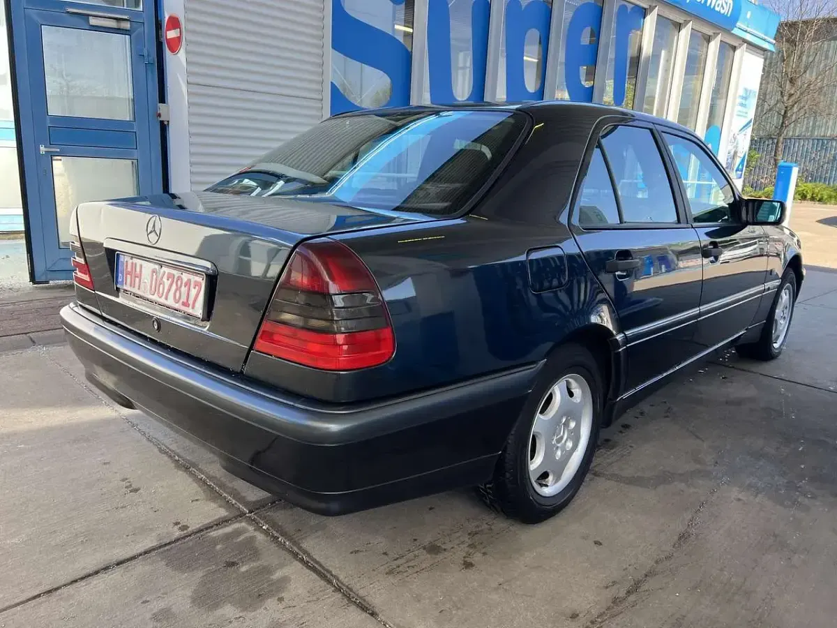 Second-hand Mercedes C200 Classic 136 CP (100 kW) 2000 Albastru Berlinǎ