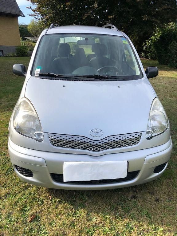 Silber Gebraucht 2004 Toyota Yaris Verso Van / Kleinbus | 2.499 € (Superpreis) - Bild 1/4