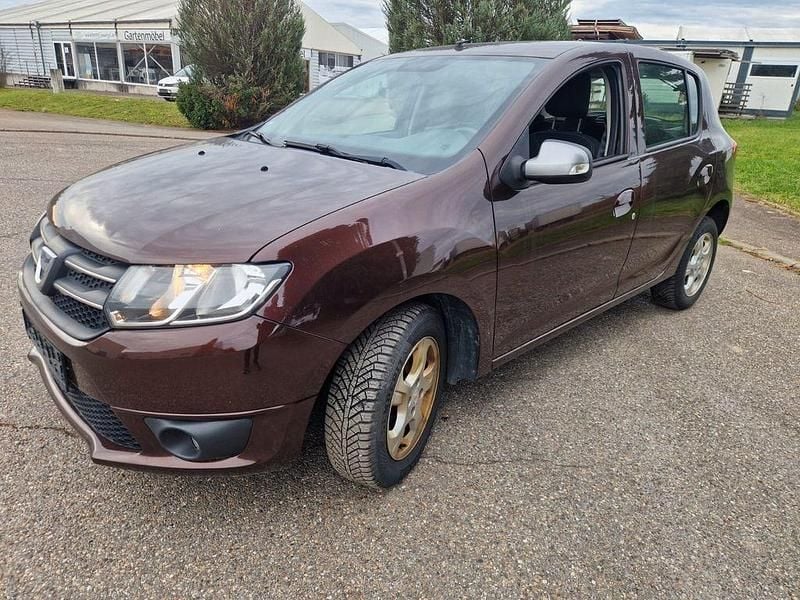 Braun Gebraucht 2016 Dacia Sandero Lauréate Limousine | 4.699 € (Guter Preis) - Bild 1/4