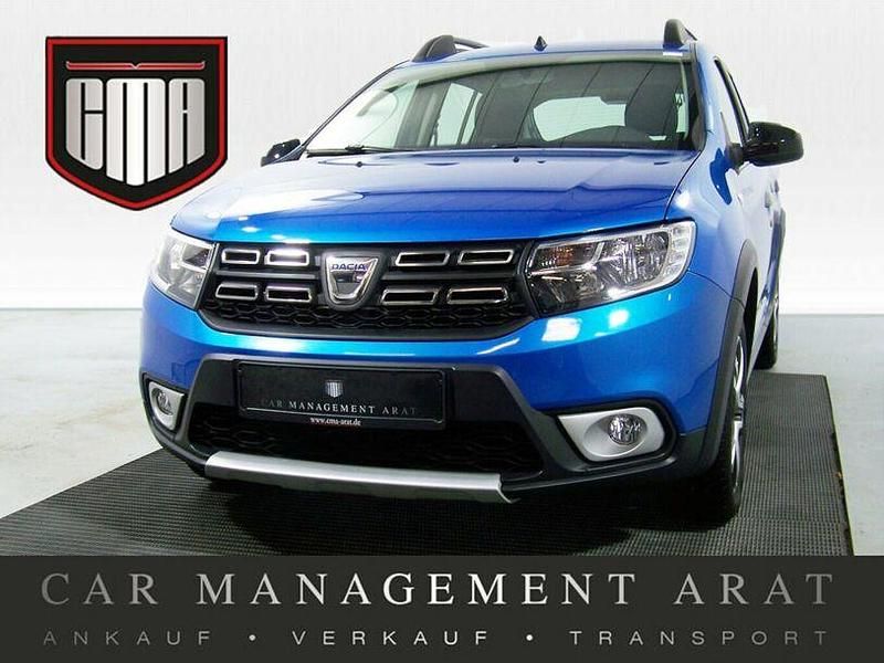Blau Gebraucht 2020 Dacia Sandero Celebration SUV | 9.891 € (Fairer Preis) - Bild 1/4