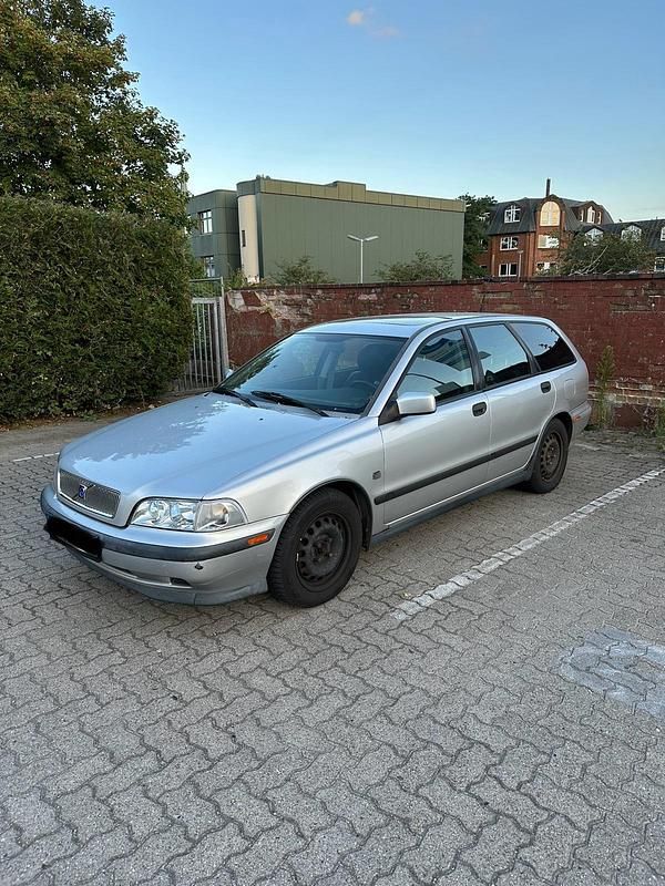 Silber Gebraucht 1999 Volvo V40 Kombi | 999 € (Superpreis) - Bild 1/4