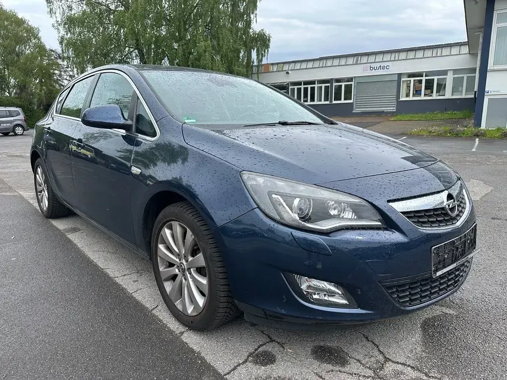Używany Opel Astra Innovation 101 KM (74 kW) 2011 Niebieski Sedan/Limuzyna