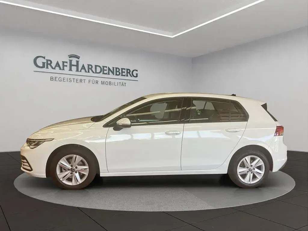 Gebraucht VW Golf VIII Life 131 PS (96 kW) 2024 Weiß Limousine