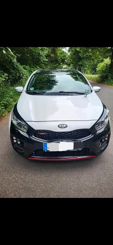 Weiß Gebraucht 2014 Kia Ceed GT 2 Limousine | 7.999 € (Guter Preis) - Bild 1/4